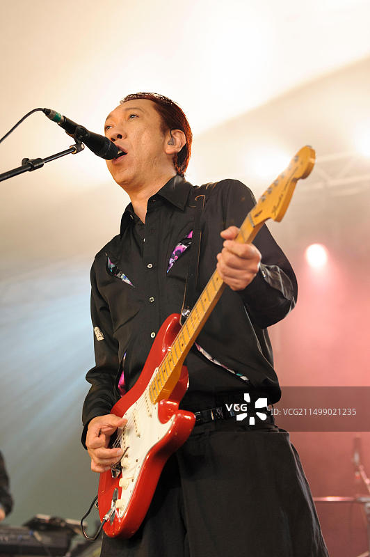 布袋寅泰在英国科恩伯里音乐节上表演（2014年7月6日）图片素材