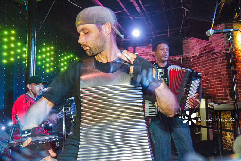 路易斯安那州新奥尔良，法国区，波旁街，酒吧酒廊酒吧，现场音乐，娱乐，表演，音乐家，男成年成人，乐器图片素材