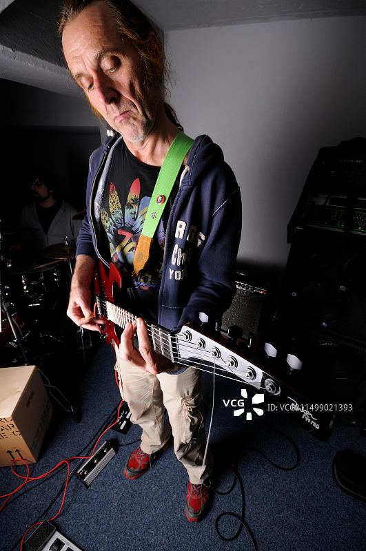 在德国，男子弹奏电吉他图片素材