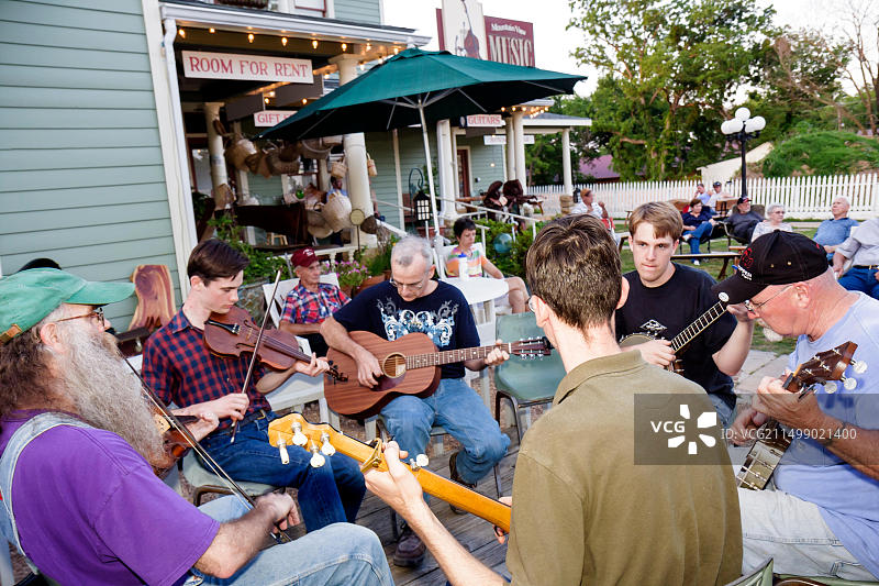 阿肯色州奥索卡山脉石头县山区景色：世界民谣音乐之都的音乐家图片素材