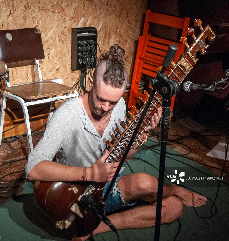 年轻白人音乐家演奏西塔琴图片素材