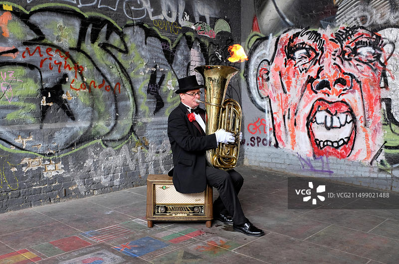 在英国伦敦自治市集演奏大号的街头音乐家图片素材