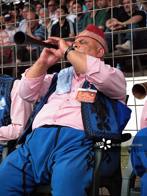 土耳其埃迪尔内，柯克皮纳尔摔跤节上的传统音乐家图片素材