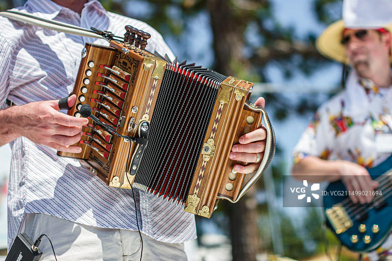 迪尔菲尔德比奇扎伊德科音乐节，卡津手风琴演奏图片素材