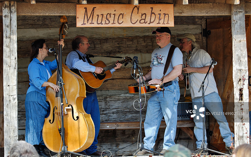 在印第安纳州塞勒姆附近Sugarbush农场的音乐小屋门廊表演的蓝草乐队图片素材
