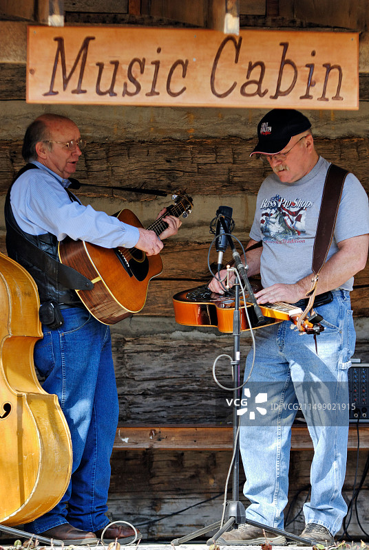 在印第安纳州塞勒姆附近Sugarbush农场的音乐小屋门廊表演的蓝草乐队图片素材