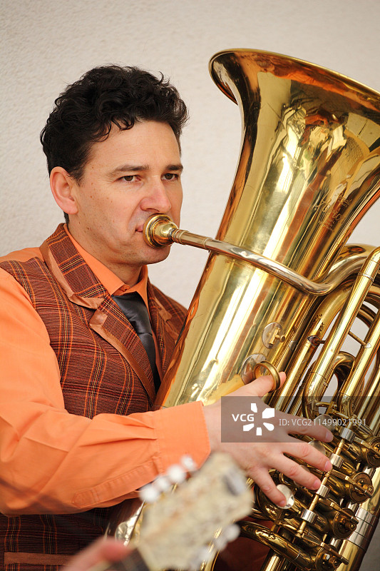 老乐队滑稽伙伴中的音乐人用低音大号演奏图片素材