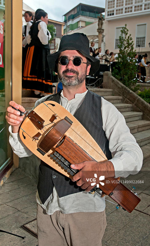 在西班牙加利西亚地区蒙福特德莱莫斯举行的蒙塞拉特圣母节上，用赞佛尼亚演奏的传统盲人歌手图片素材