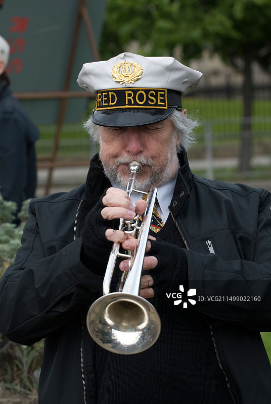 在英国曼彻斯特户外吹小号的红玫瑰乐队成员图片素材