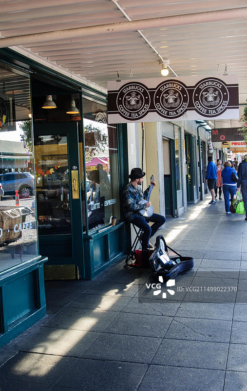 华盛顿州西雅图，在第一家星巴克咖啡店外演奏的音乐家图片素材