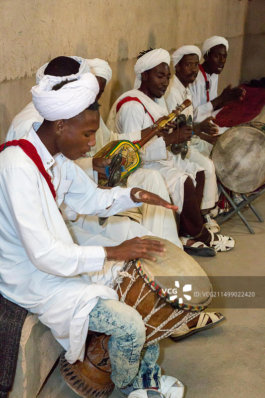 摩洛哥梅尔祖卡：格纳瓦音乐家表演图片素材