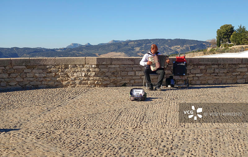 西班牙龙达塔霍公园观景点的街头音乐家图片素材