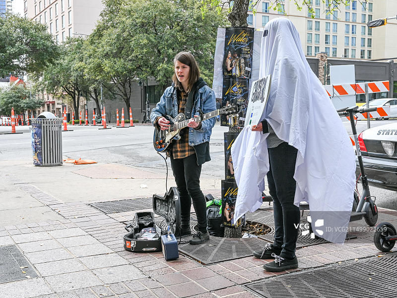 2019年SXSW音乐节期间在德克萨斯州奥斯汀市中心演奏的街头音乐家图片素材