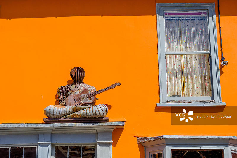 盘腿吉他手金属雕塑图片素材