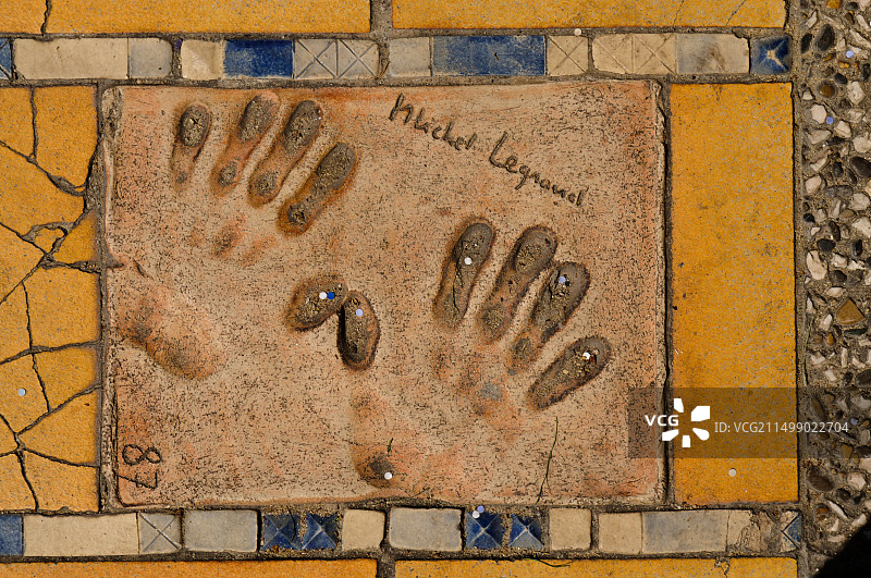 音乐家/指挥家米歇尔·勒格朗在戛纳电影宫外的泥土手印图片素材