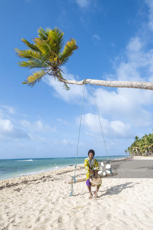 中美洲，尼加拉瓜，加里富纳音乐家在小玉米岛海滩上手鼓图片素材