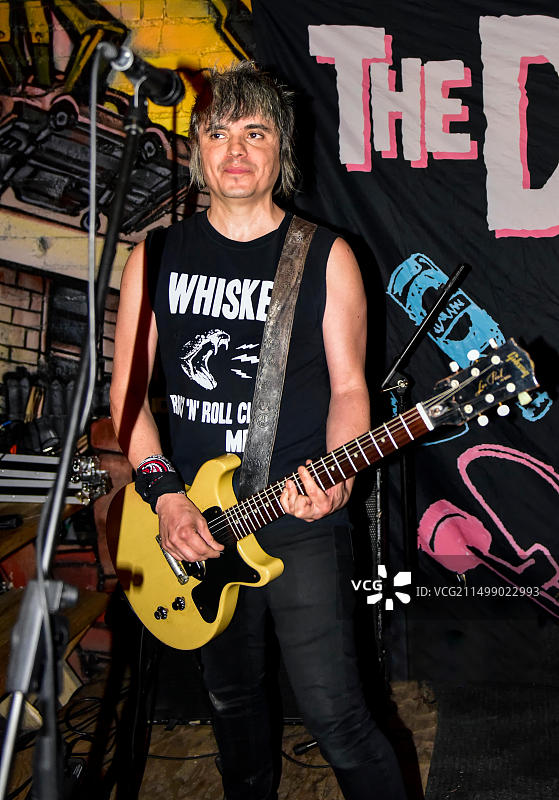 2019年7月12日，路易斯·卡贝扎在内华达州拉斯维加斯Evel Pie酒吧的舞台上图片素材