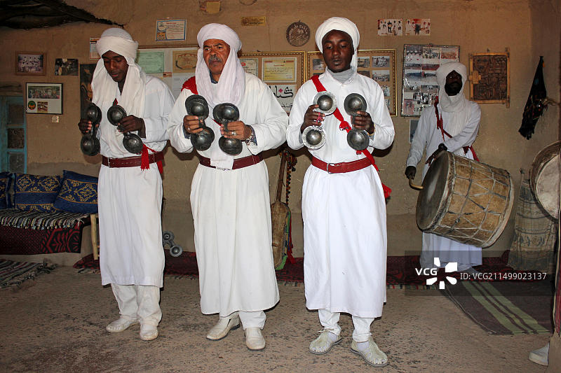 在摩洛哥撒哈拉卡姆利亚村表演的格纳瓦音乐家图片素材