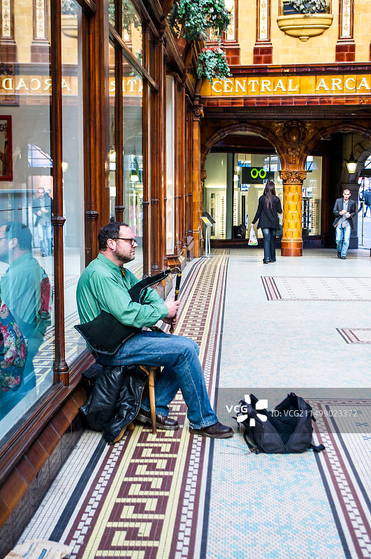 在英国纽卡斯尔中心拱廊演奏小型风笛的音乐家图片素材
