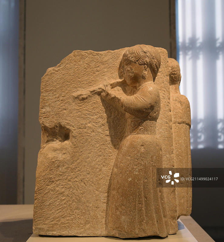 奥莱特里斯（演奏奥洛斯的长笛女子）。西班牙塞维利亚奥苏纳的伊比利亚浮雕，公元前3-2世纪。马德里国家考古博物馆图片素材