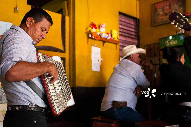 在胡伊加尔帕的酒吧和餐馆里演奏手风琴的传统音乐家图片素材