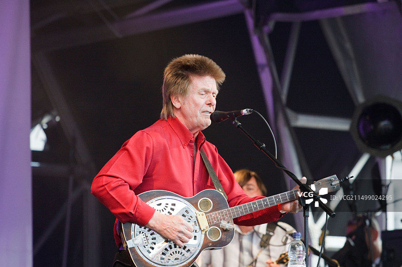 在伦敦舞台上的摇滚歌手兼音乐家乔·布朗图片素材