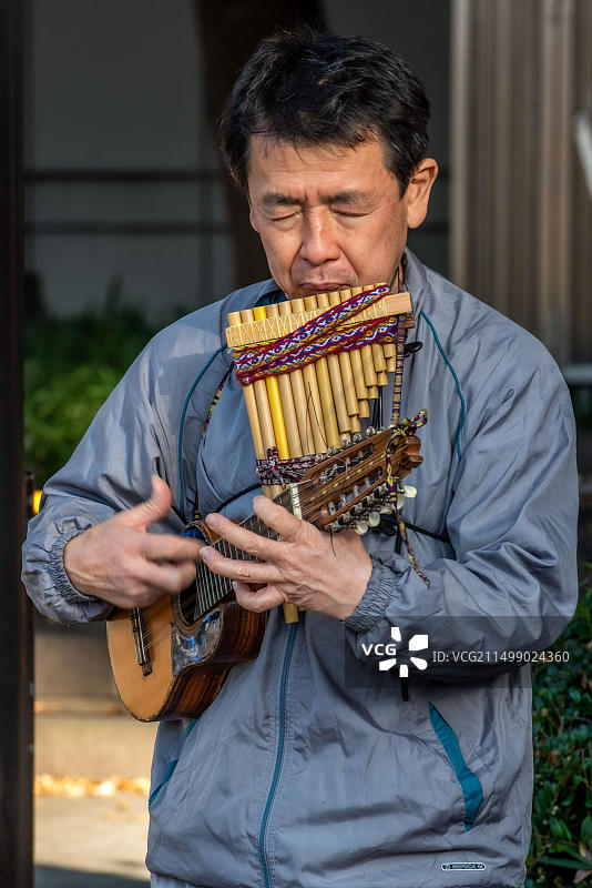 日本东京上野公园接受捐赠的街头音乐人图片素材