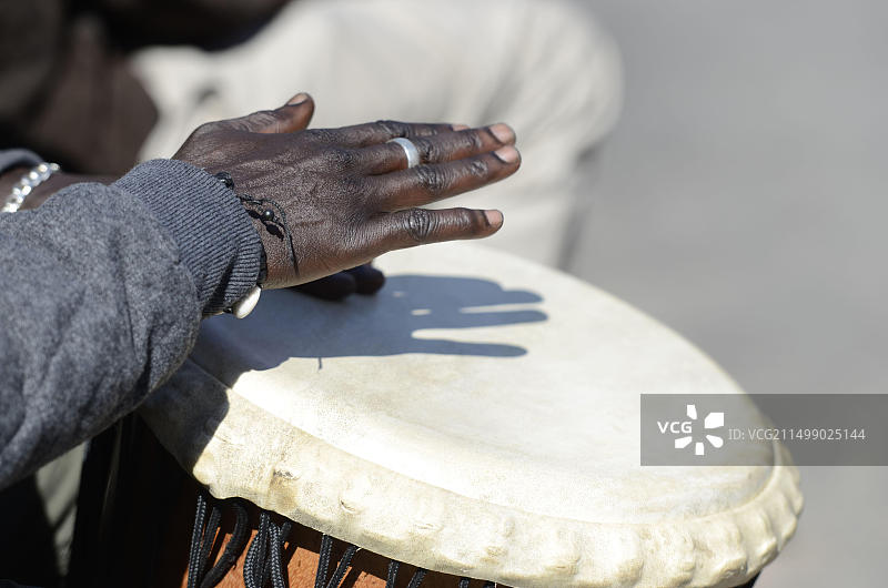 音乐家演奏桶子鼓图片素材