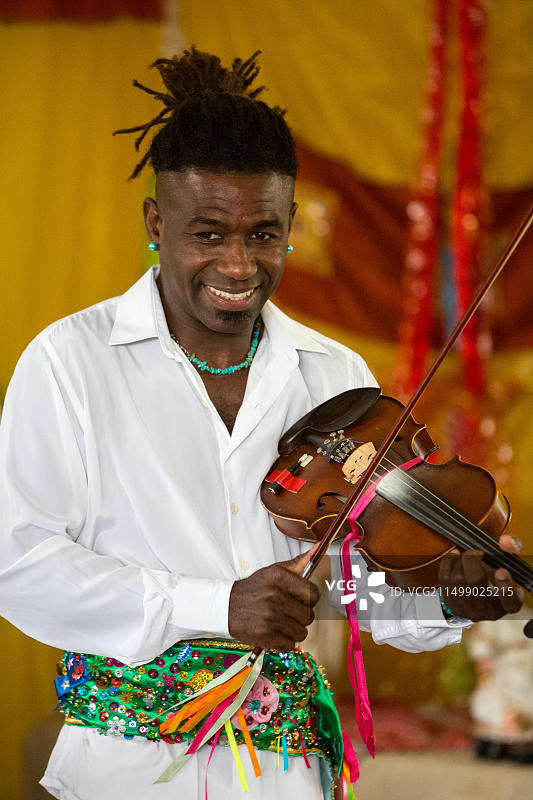 在萨帕泰奥表演中演奏小提琴的非裔秘鲁人，萨帕泰奥是一种结合音乐和踢踏舞的传统图片素材