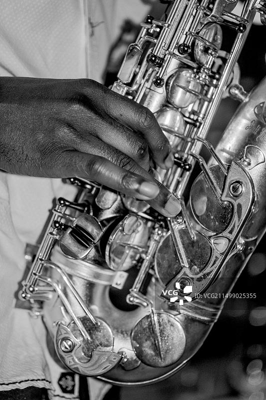 演奏萨克斯管的爵士音乐家图片素材