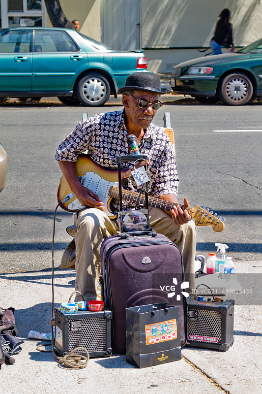 街头音乐家在弹吉他图片素材
