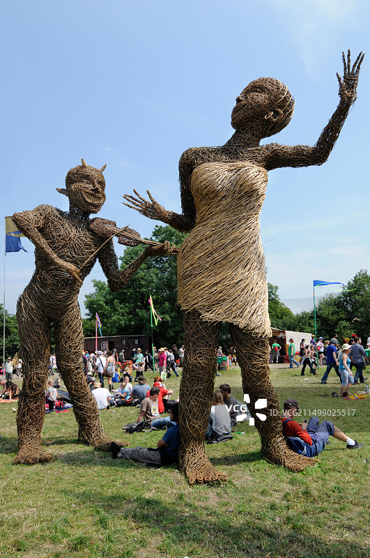 藤制雕塑：舞者与音乐家图片素材