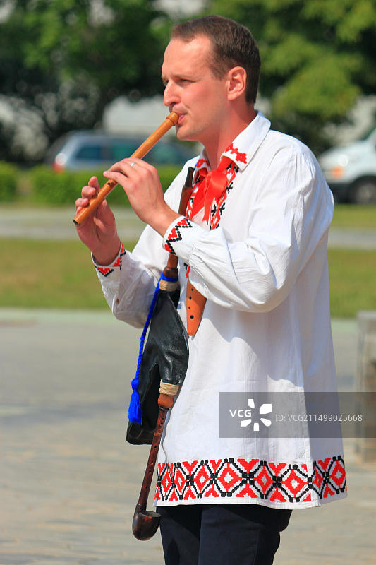 专业音乐家用管乐器演奏图片素材