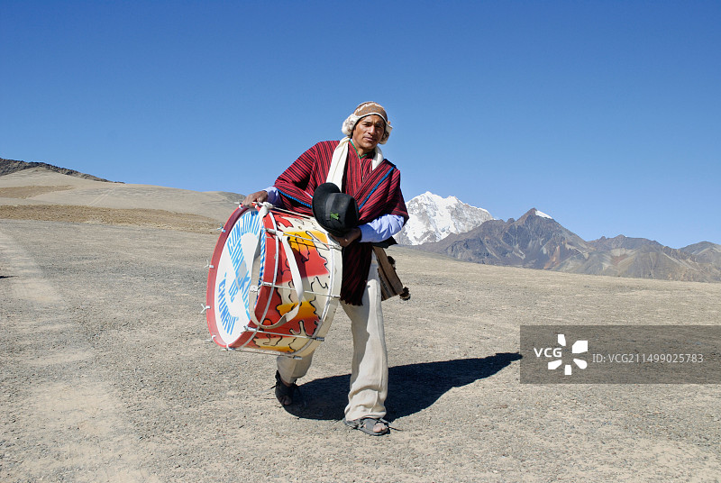 在玻利维亚安第斯山脉的音乐家图片素材