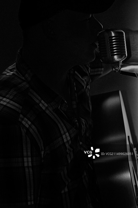 本地音乐人在附近场所演奏图片素材