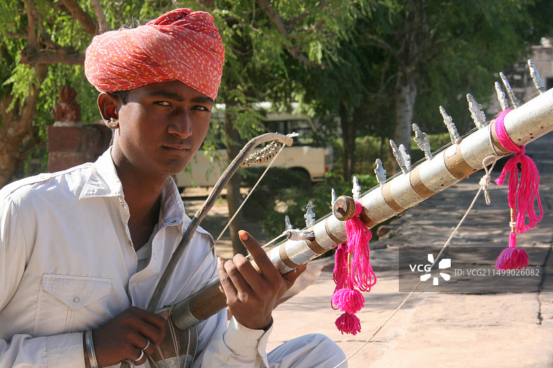 在贾斯旺·塔达演奏传统音乐的音乐人图片素材