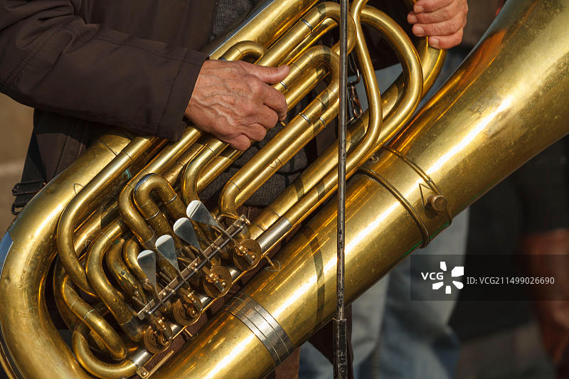 街头表演音乐家：大号铜管乐器图片素材
