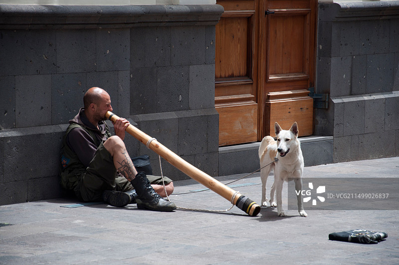 在西班牙特内里费演奏迪吉里杜管的街头音乐家图片素材