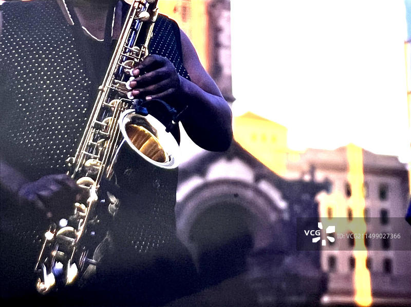 已故音乐家克拉伦斯·克莱蒙斯在波士顿音乐节上演奏萨克斯图片素材