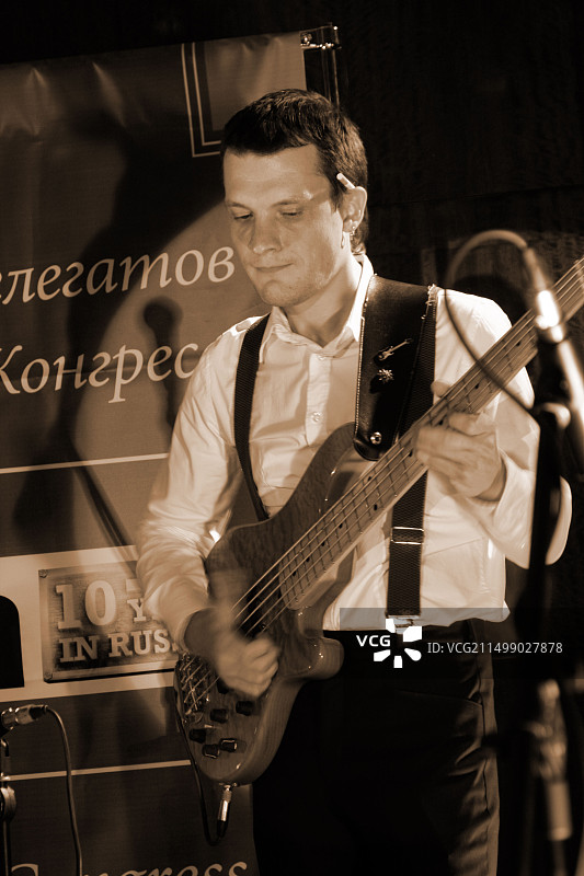 俄罗斯摇滚音乐家在莫斯科市中心俱乐部演出图片素材