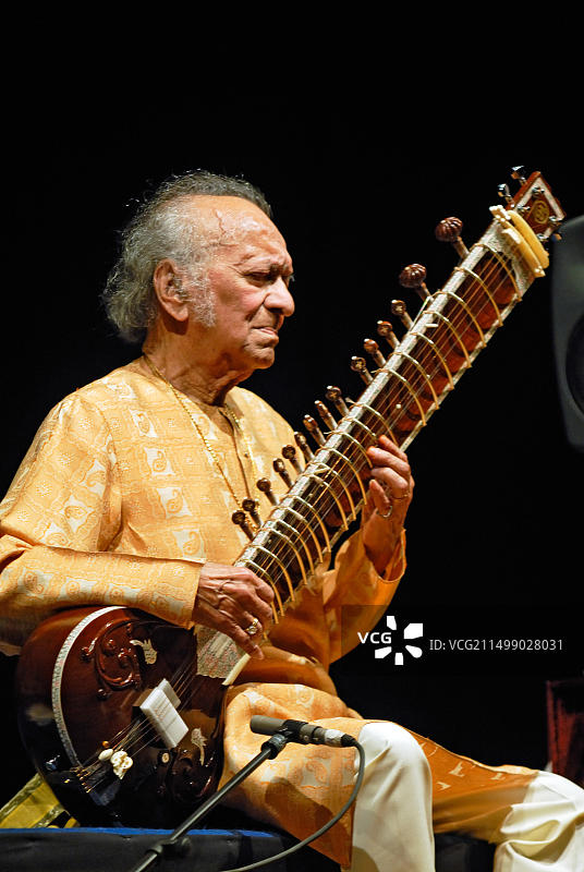 印度古典音乐大师拉维·香卡在孟买演奏西塔琴图片素材
