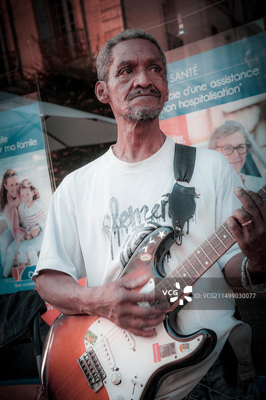音乐节期间在贝尔热拉克街头弹电吉他的北非男子图片素材