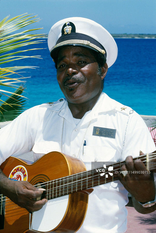 加勒比荷兰博内尔岛当地弹吉他的民间歌手图片素材