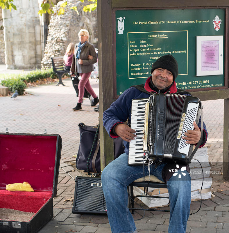 在埃塞克斯布伦特伍德的法国街头市场演奏的街头艺人图片素材