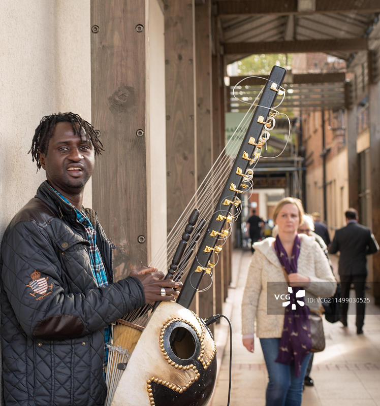 埃塞克斯郡布伦特伍德星期五街市场的街头艺人图片素材