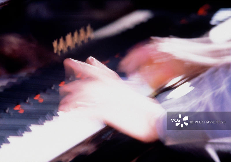日本钢琴演奏者手部特写长曝光摄影图片素材