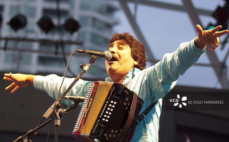 墨西哥音乐家塞尔索·皮纳在多伦多Corazon de Mexico音乐会舞台上的特写图片素材