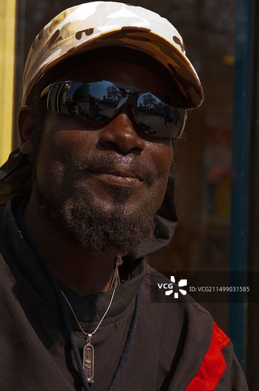 在英国诺维奇街头弹吉他的男性街头艺人图片素材