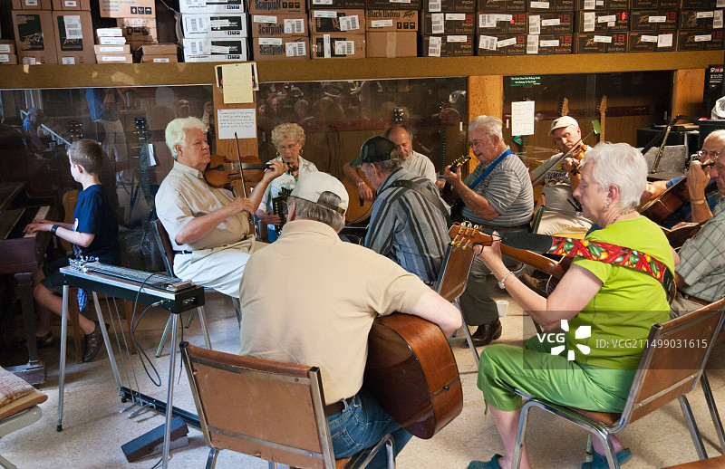 路易斯安那州尤尼斯萨沃伊音乐中心，卡津音乐定期周六上午即兴演奏会图片素材