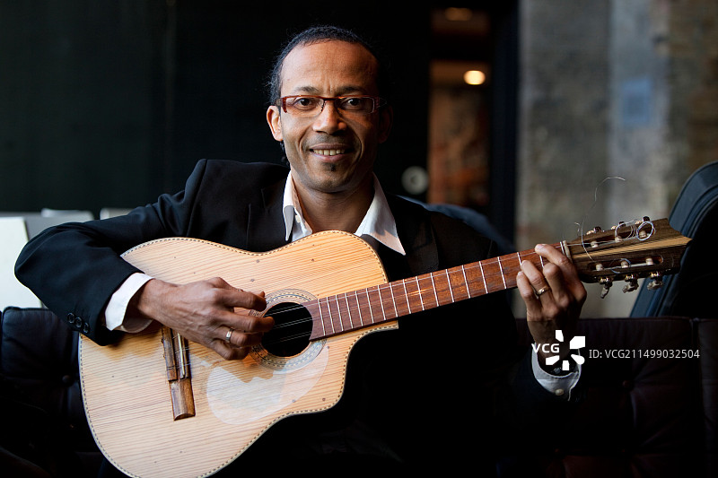 在英国伦敦的古巴吉他手半身像图片素材